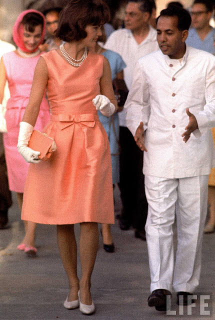 passager forholdsord kontroversiel Vintage Style: Jackie Kennedy's Oleg Cassini Peach Bow Dress | Lilyboutique